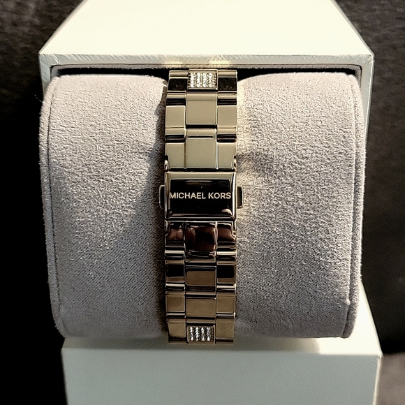 Michael Kors Women's authentic watch - Picture 2 of 3